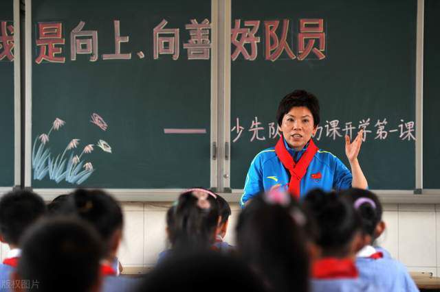 照片中;寡姐一身姜黄色外套，与发色十分相配，妆容精致，笑容灿烂